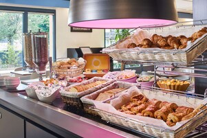 Se ofrece un desayuno bufé (14.00 EUR por persona)