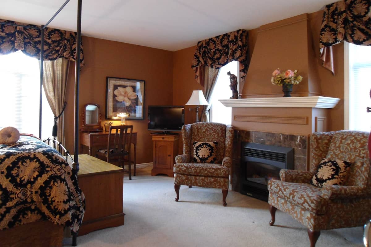 Premium Room, 1 Queen Bed (Westerly Room) | 1 bedroom, hypo-allergenic bedding, down comforters