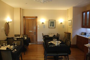 A dining area with tables set for a meal, equipped with cutlery and glassware. - Ellis House B&B, Niagara Falls (Niagara Falls)