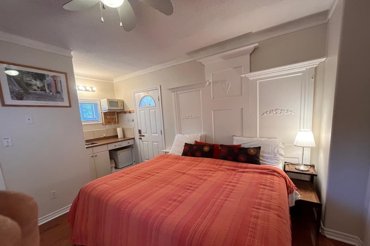 Retreat | Premium bedding, pillowtop beds, soundproofing, iron/ironing board