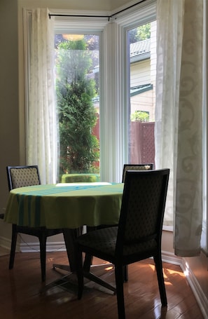 Falls Apartment | 房內用餐區