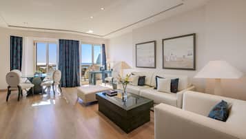 Suite – junior, terrasse, sjøutsikt | Oppholdsrom | En 40-tommers LED-TV med digitale kanaler samt TV