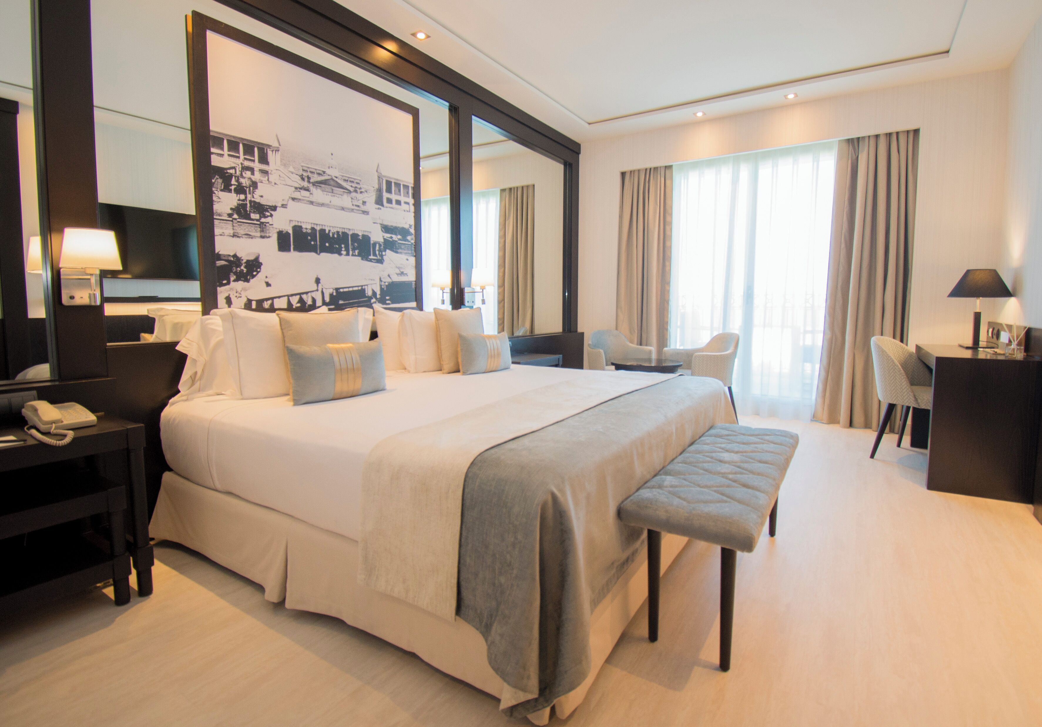 Luxe beddengoed, een minibar, een kluis op de kamer, een bureau