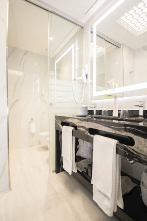 Executive-Zimmer, Terrasse, Strandblick | Badezimmer | Kostenlose Toilettenartikel, Haartrockner, Bademäntel, Hausschuhe