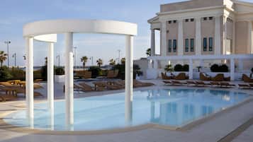 Piscina coberta, piscina a l'aire lliure de temporada i para-sols