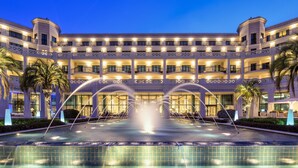 A hotel with a central courtyard, multiple balconies, and a fountain. - Hotel Las Arenas Balneario Resort (Valencia)