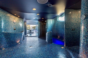 Couples treatment room(s), sauna, hot tub, steam room