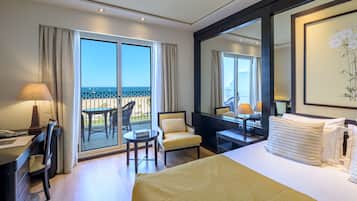 Phòng Executive, hiên, quang cảnh bãi biển | Bộ đồ giường cao cấp, minibar, két bảo mật tại phòng, bàn