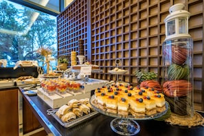 Daily full breakfast (EUR 31 per person)