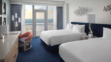 Kamer, 2 queensize bedden, balkon, aan zee | Luxe beddengoed, een minibar, een kluis op de kamer, een bureau