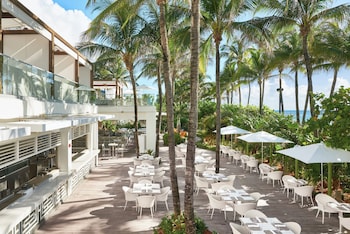 Poolside bar at Fontainebleau Miami Beach