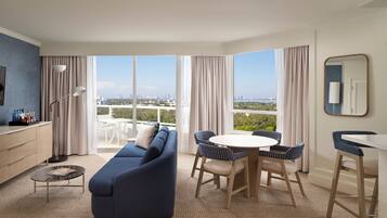 Suite, 1 soverom | Oppholdsområde | En 20-tommers Flatskjerm-TV med Parabol-TV samt TV