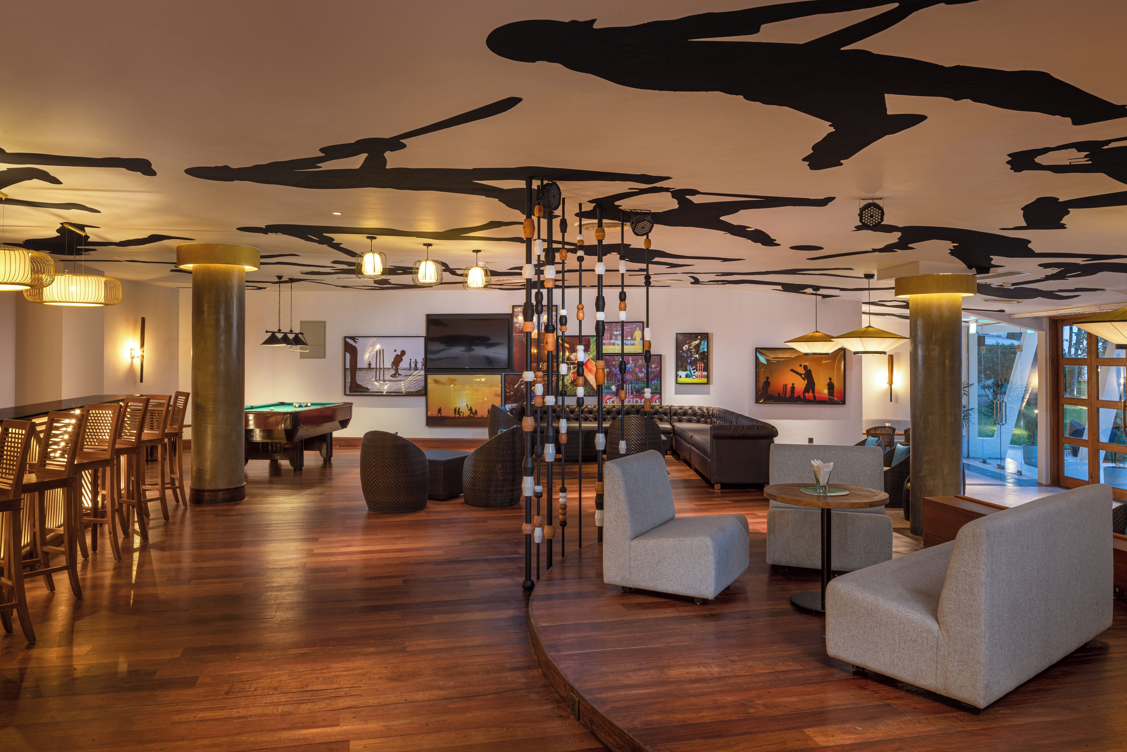 2 bars/lounges, swim-up bar, poolside bar, beach bar