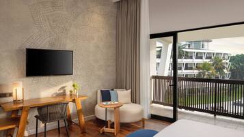 Superior-rum - vid havet | Minibar, vÀrdeförvaringsskÄp pÄ rummet och skrivbord