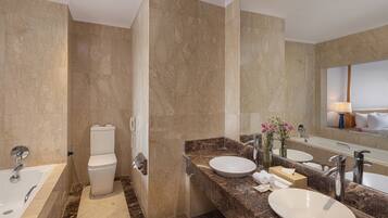 Habitación Premium | Baño | Artículos de higiene personal gratuitos, secador de pelo y albornoces