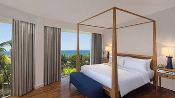 Suite | Minibar, in-room safe, desk, blackout drapes