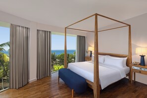 Suite | Minibar, safe på rommet, skrivebord og blendingsgardiner