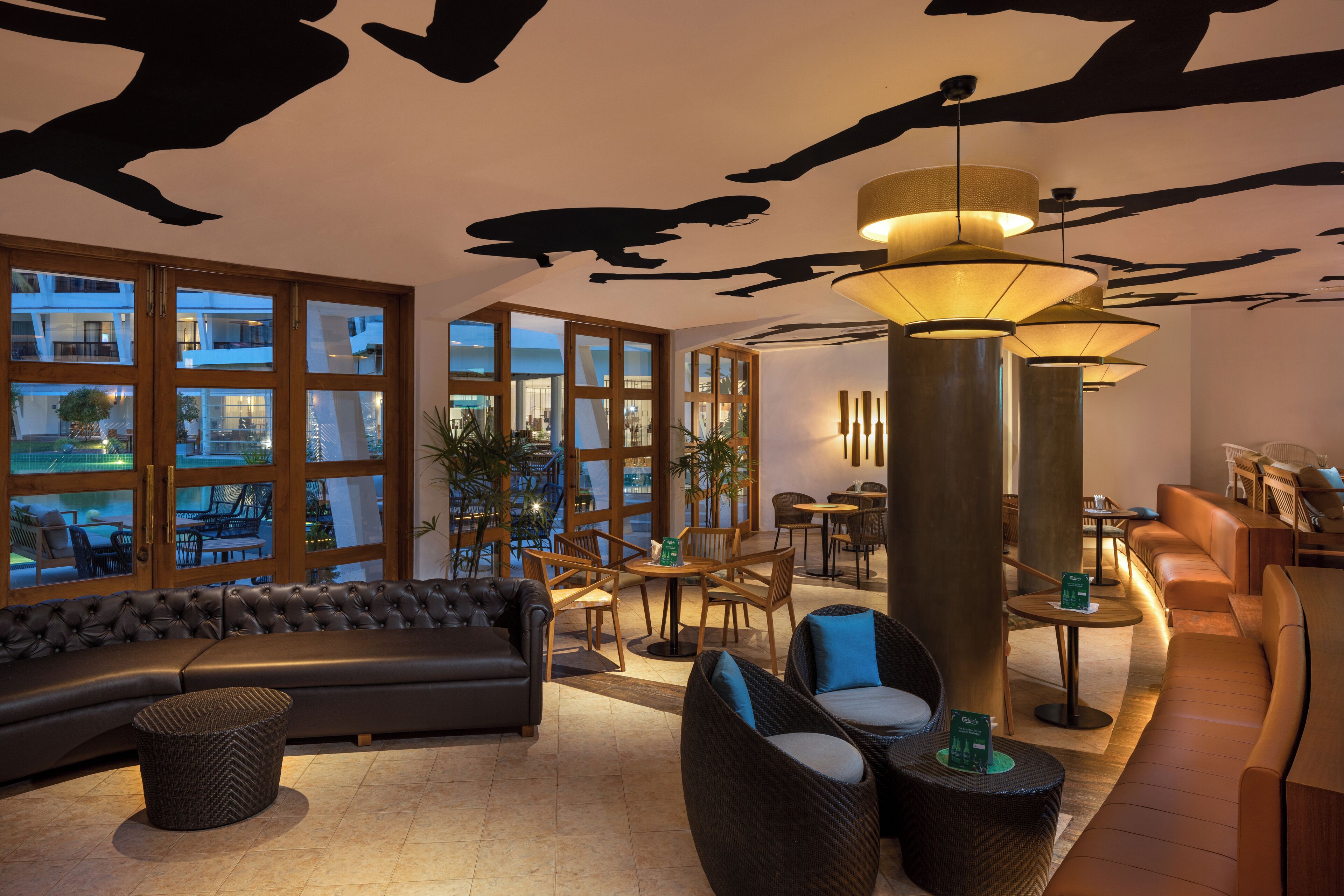 2 bars/lounges, swim-up bar, poolside bar, beach bar