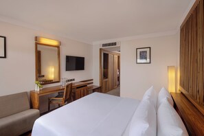 Superior-rum | Minibar, värdeförvaringsskåp på rummet och skrivbord