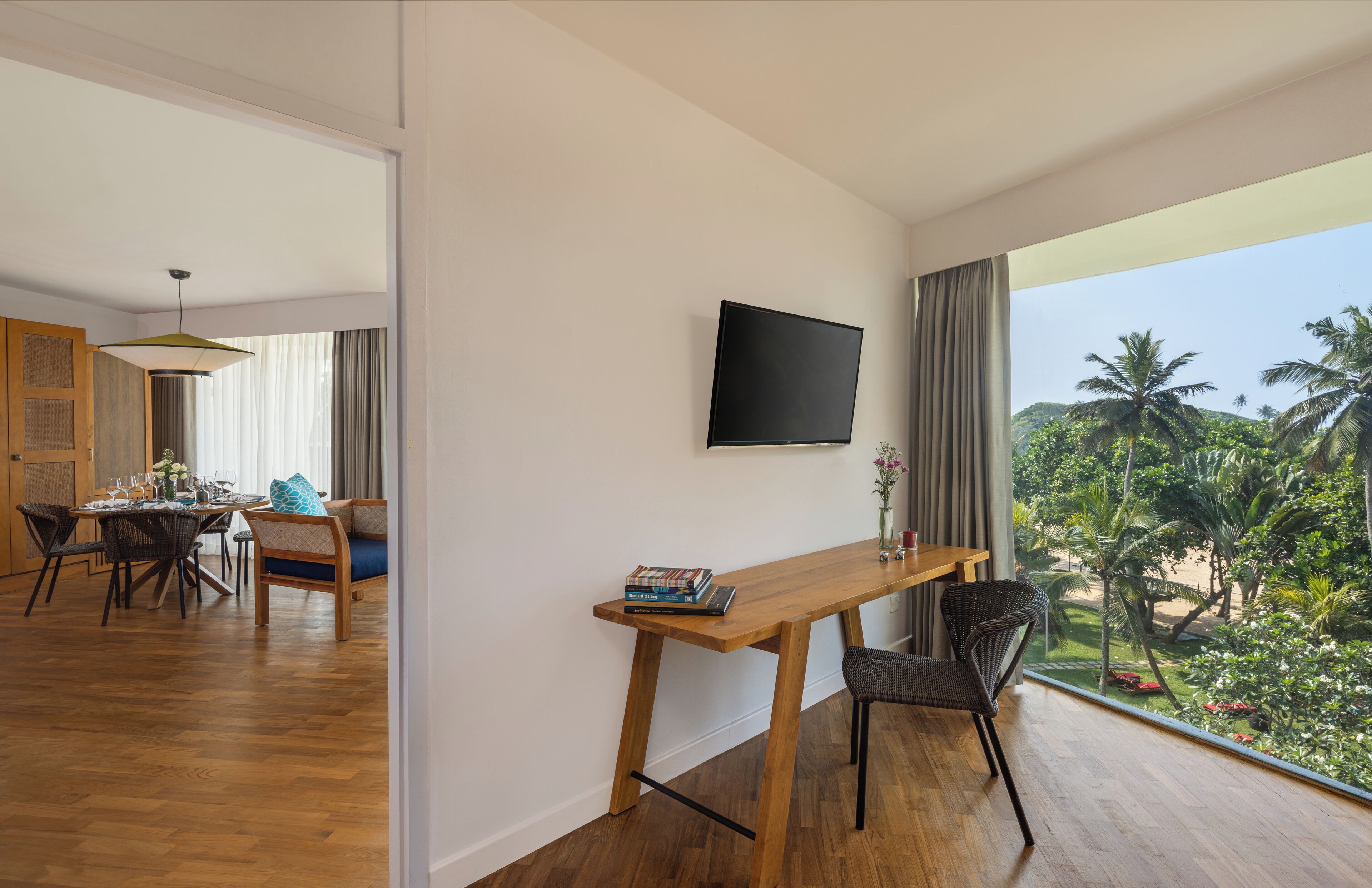 Suite | Minibar, in-room safe, desk, blackout drapes