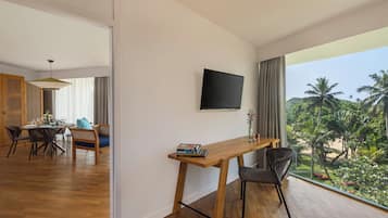 Suite | Minibar, in-room safe, desk, blackout drapes