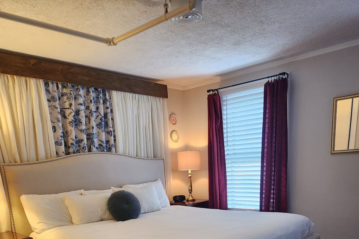 Standard Room, 1 King Bed, Refrigerator (Jefferson) | Individually decorated, individually furnished, iron/ironing board