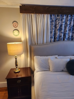 Standard Room, 1 King Bed, Refrigerator (Jefferson)