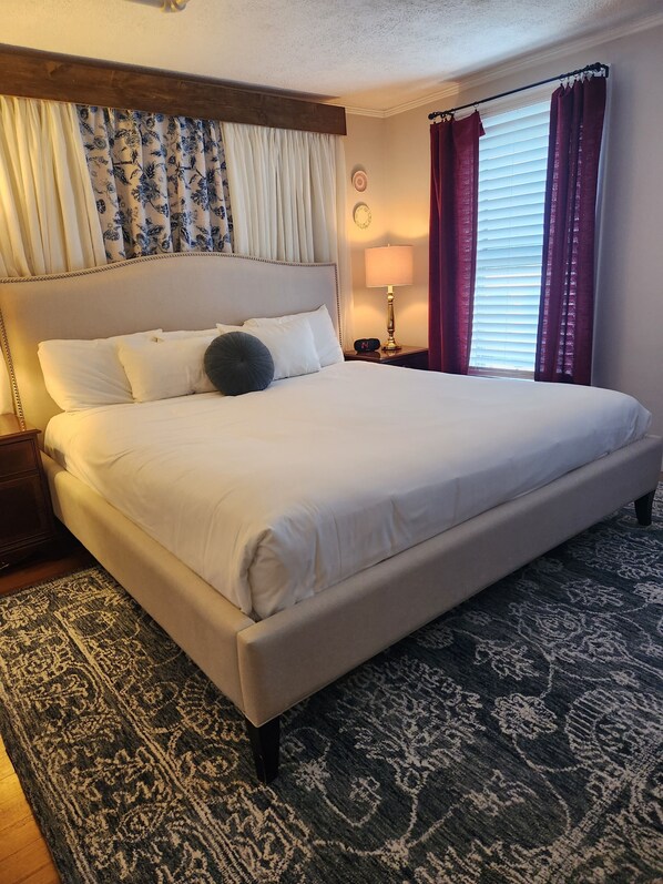 Standard Room, 1 King Bed, Refrigerator (Jefferson)