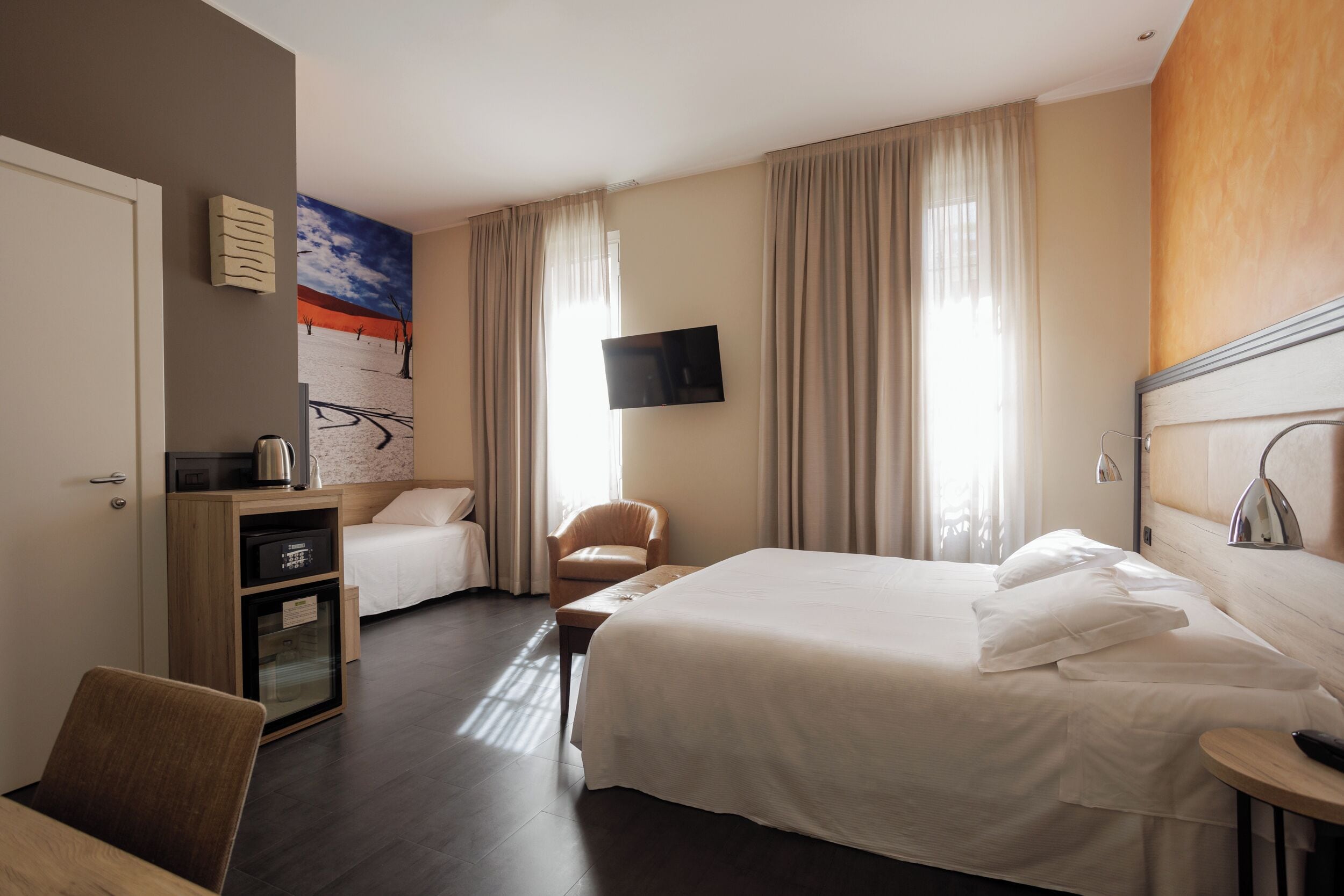 triple room | minibar, in-room safe, individually decorated, desk