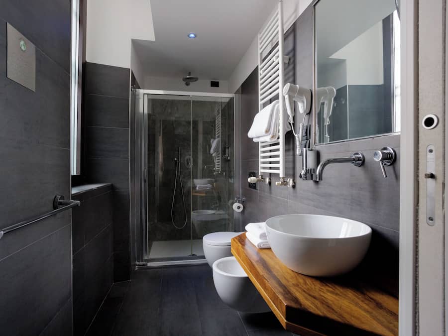 Habitación con 1 cama doble o 2 individuales | Baño | Ducha y cabezal de ducha tipo lluvia