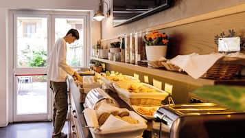Desayuno continental diario (EUR 14 por persona)