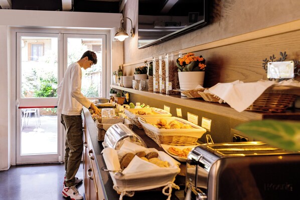 Daily continental breakfast (EUR 14 per person) - Biocity (Milan)