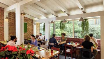 Tägliches kontinentales Frühstück (14 EUR pro Person)