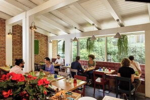 Päivittäinen mannermainen aamiainen (14 EUR per henkilö)