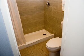 Chambre Standard, 1 grand lit | Douche de la salle de bain