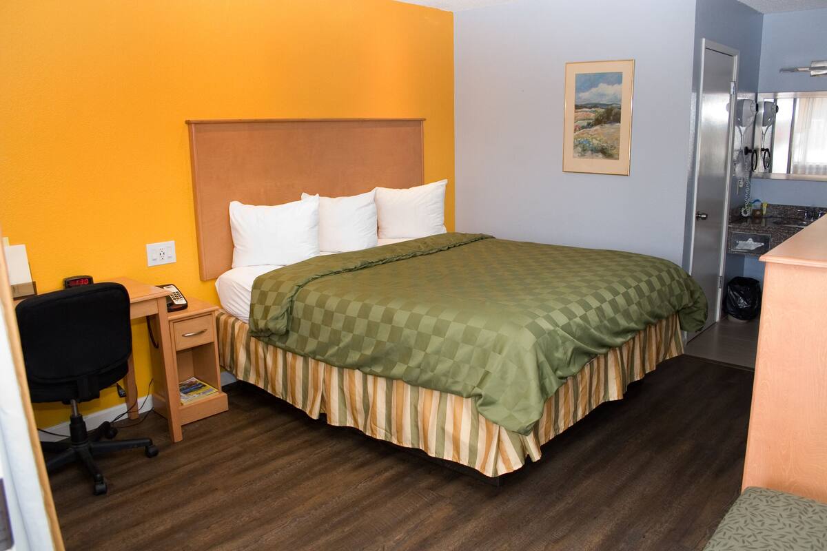 Rom – standard, 1 queensize-seng | Skrivebord, strykejern/-brett, wi-fi (inkludert) og sengetøy