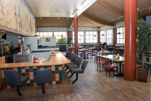 Breakfast, lunch, dinner served; American cuisine 