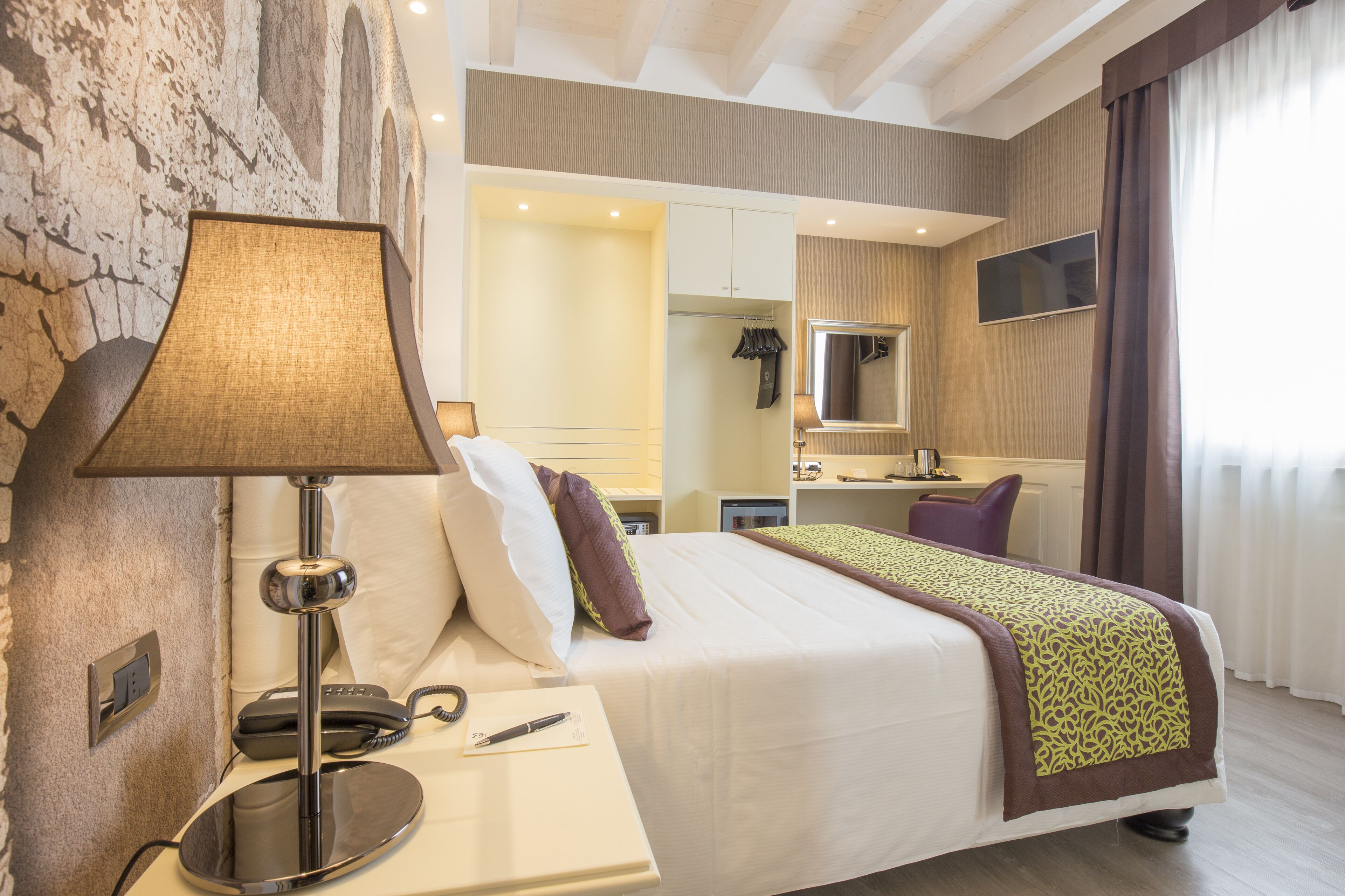 Luxe beddengoed, donzen dekbedden, Select Comfort-bedden, een minibar