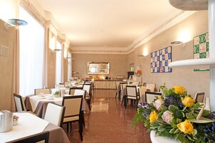 Café da manhã com buffet grátis todos os dias