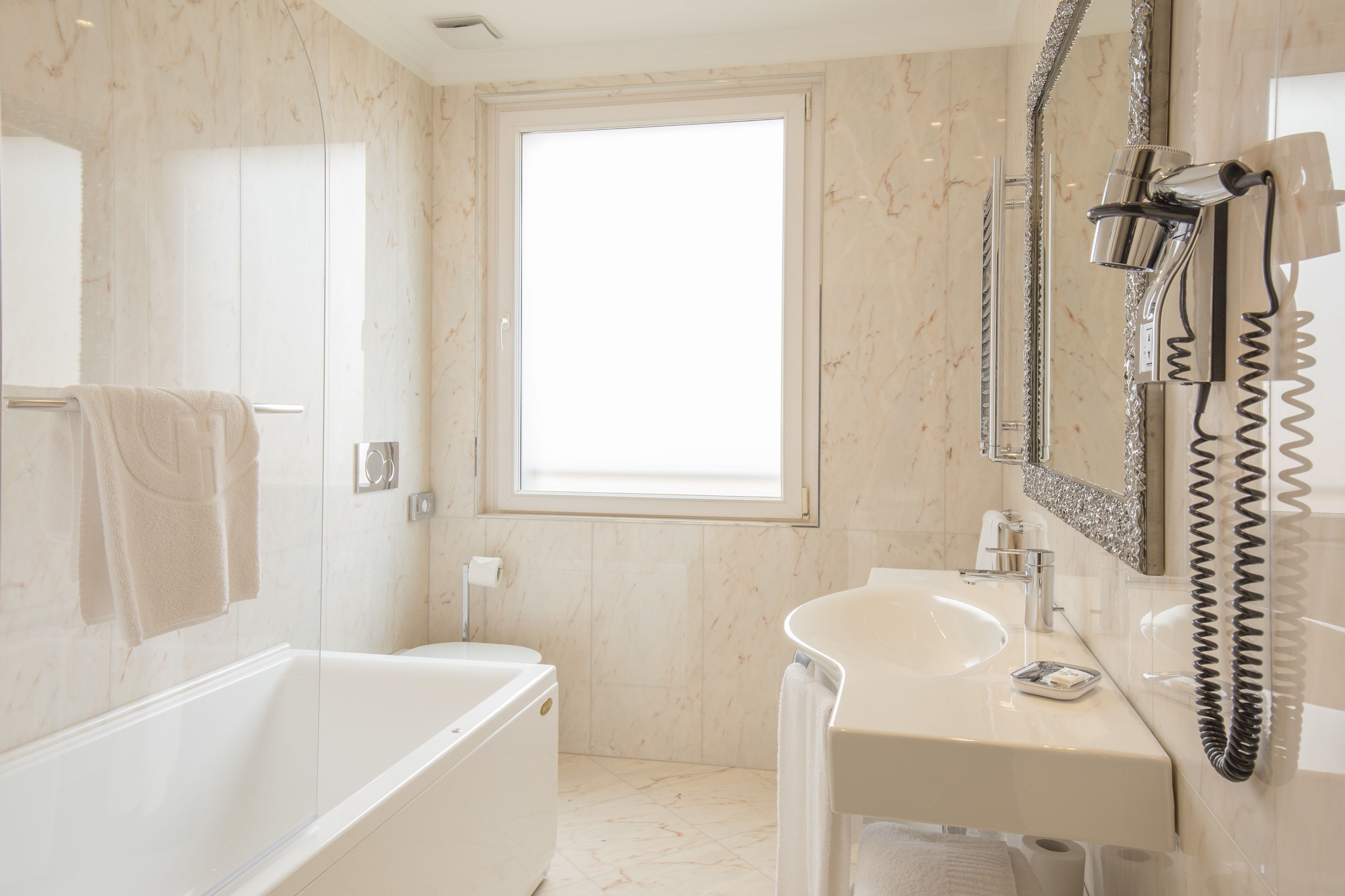 deluxe double room | bathroom | shower, rainfall showerhead, free toiletries, hair dryer