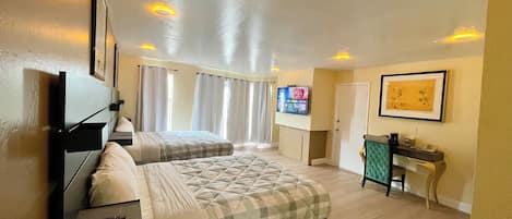 Basic-Zimmer, 2 Queen-Betten | 1 Schlafzimmer, Schreibtisch, Verdunkelungsvorhänge