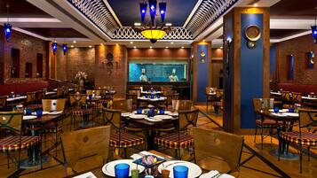 4 restaurants; lunch and dinner served