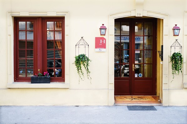 Front of property - Hotel Malar (Paris)