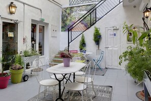 Courtyard - Hotel Malar (Paris)