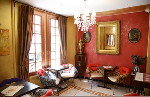 Bữa sáng buffet hàng ngày (15 EUR/mỗi người) 