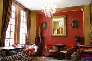 Bữa sáng buffet hàng ngày (15 EUR/mỗi người) 