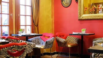 Dagelijks ontbijtbuffet (EUR 15 per persoon)