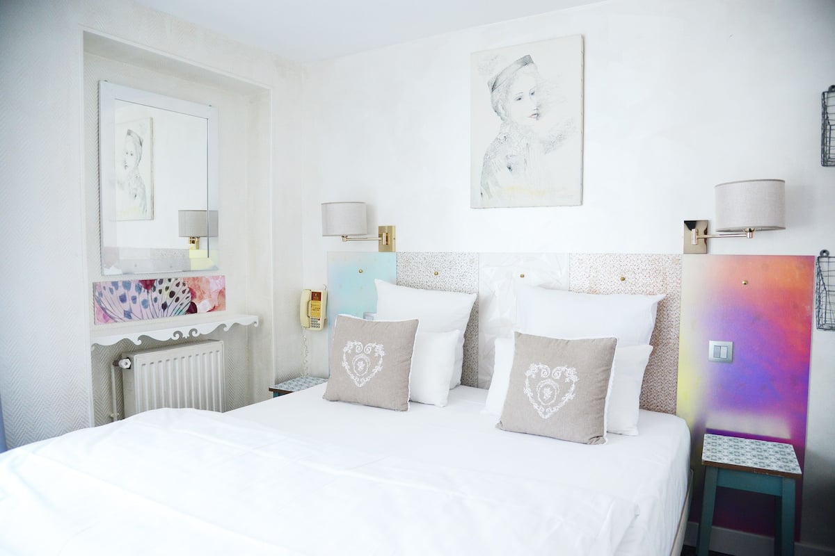 Habitación doble estándar | Ropa de cama de alta calidad y minibar