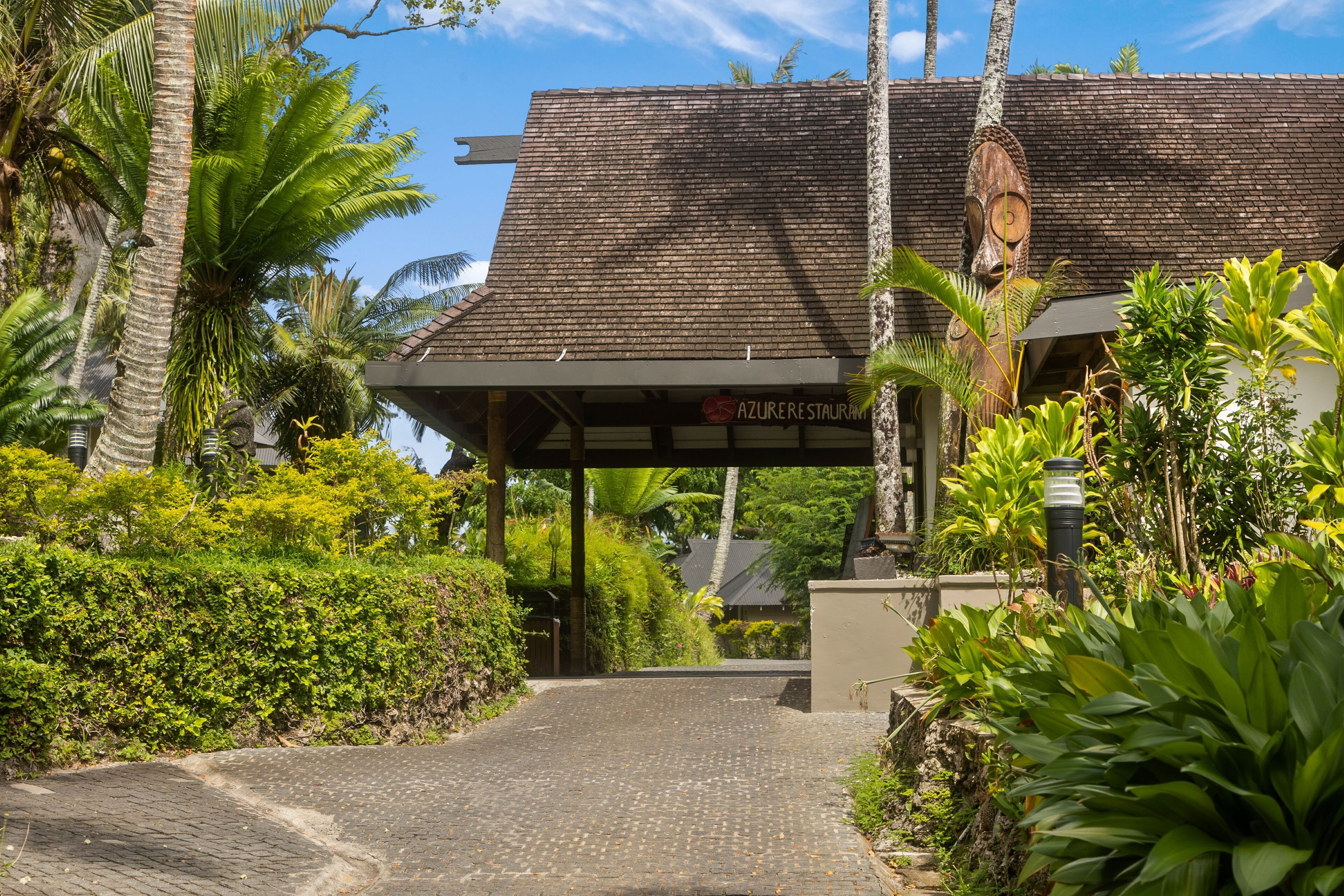 4 restaurants, breakfast served