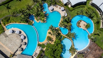 5 piscine all'aperto, ombrelloni da piscina, lettini